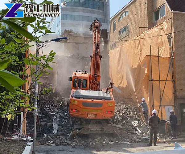 Durable rock bucket for demolition work