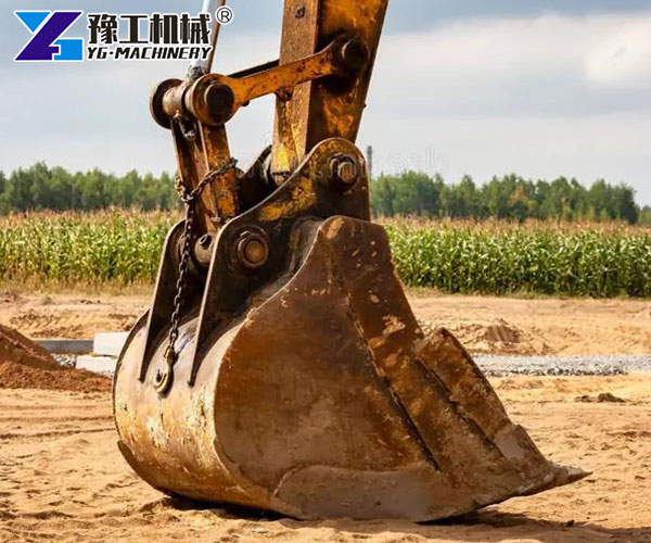 Versatile excavator bucket for construction