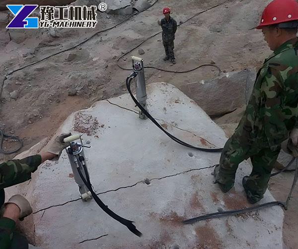 Hydraulic Splitting Machine Removing Thick Concrete Blocks