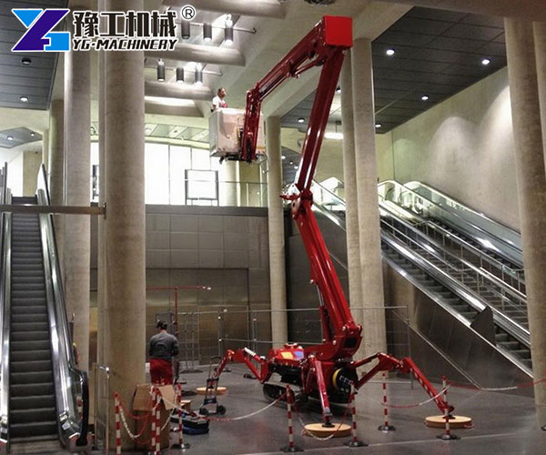 Tracked spider lift operating in tight space