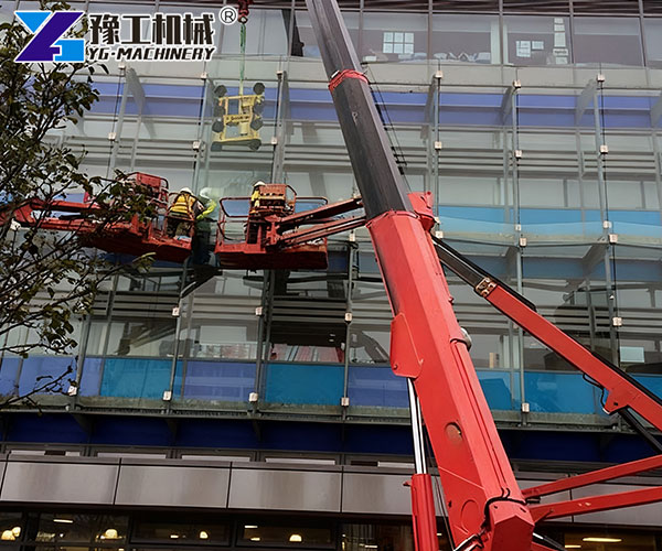 Compact spider crane used for glass panel installation