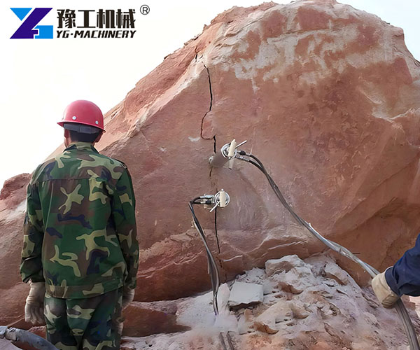 YG Hydraulic Rock Splitter Splitting Large Boulders