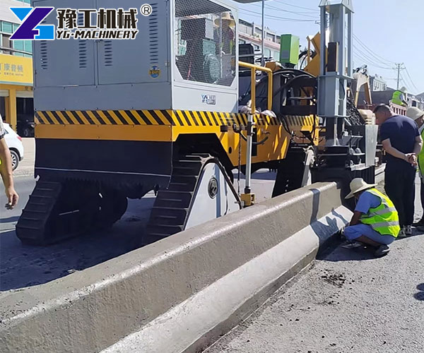Concrete kerb machine forming smooth curbs
