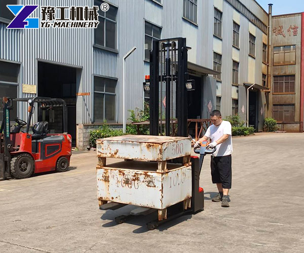 Battery-powered electric pallet stacker