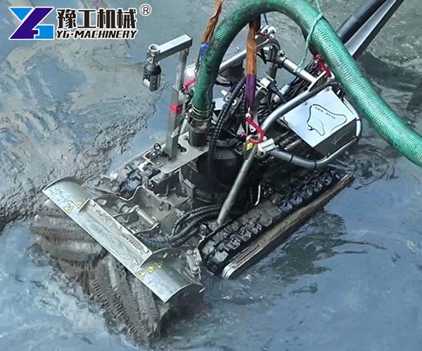 Tank cleaning robot for oil storage