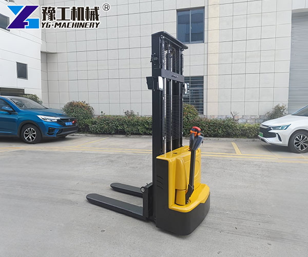 YG fully electric stacker for logistics centers
