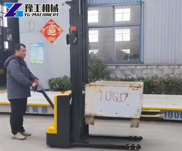 YG fully electric stacker loading pallets